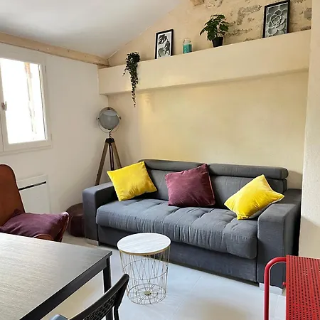 Le Jardinet - Small Garden In Town Apartment *